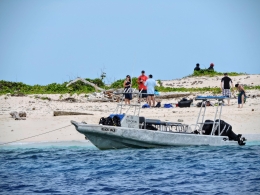Speedboat menurunkan penumpang di Pantai Modriki (Dok. Cech)