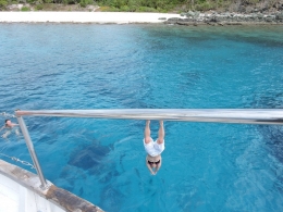 Beberapa penumpang yang terjun dari atas kapal untuk snorkelling (Dok. Cech)