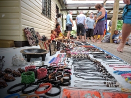 Kerajinan tangan desa Yanuya yang dijual (Dok. Cech)