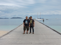 Foto bersama di dermaga pulau Mana (Dok. Cech)