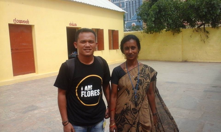 Bersama seorang Ibu Guru yang mengajar di salah satu sekolah menengah di Sarjapura-Bangalore, India
