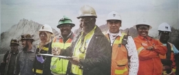 Pekerja Pertambangan Di Atap Bumi Papua (sumber foto: repro foto sampul tabloid Berita Kita)