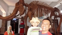 Berkunjung bersama anak ke Museum Geologi Bandung, dipandu oleh petugas museum (dok.pribadi)