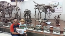 Menyaksikan replika konstruksi hewan purbakala di Museum Geologi Bandung (dok.pribadi)