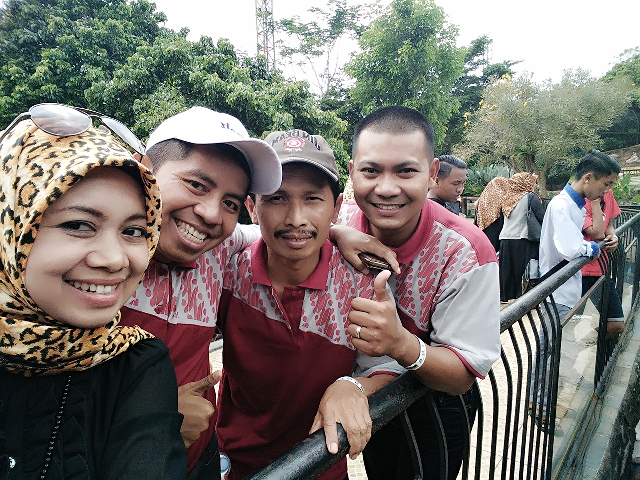 Tak Mau Kalah, Bapak Gurupun Ikutan Selfie (koleksi pribadi)