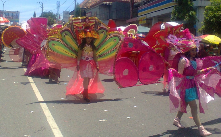 Peserta karnaval dgn busana yang unik-3. Foto DOKPRI