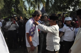 Wakil Bupati Bangka Rustamsyah sambut para turis (Dok. Humas Bangka)
