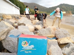 Aksi membersihkan sampah di pantai oleh komunitas Eksplore Kayong Utara (EKU) pasca puncak sail karimata | Foto: Izal (Eksplore Kayong Utara)