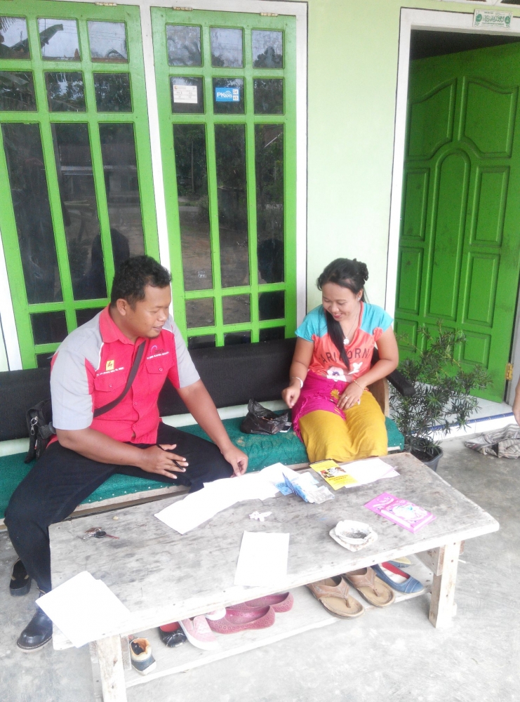 Petugas Biller melakukan penagihan dan sosialisasi mengenai waktu pembayaran listrik