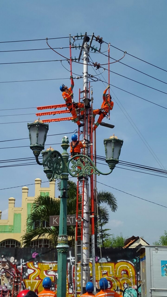 Tim PDKB SUTM sedang mengganti konstruksi jumper 20 KV Sumber foto : Hidayat PLN Distribusi Teluknaga