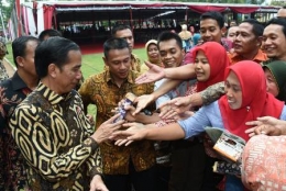 Presiden Jokowi saat berada di Surakarta. Sumber: http://indonesianindustry.com/jokowi-soal-pungli-sepuluh-ribu-pun-saya-akan-urus