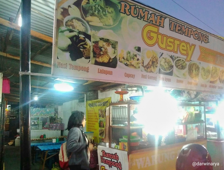Ketika jam makan malam, warung ini kerap diserbu pembeli pecinta kuliner pedas / dap