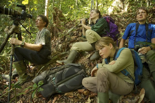 Tim Laman, Cheryl Knott, Jessica Laman dan Russell saat mengamati orangutan di Gunung Palung. Foto dok. Trevor Frost