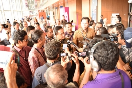 Kepala Badan Ekonomi Kreatif, Triawan Munaf, berkeliling area PRI setelah dengan resmi membuka PRI 2016 di ICE, BSD, Tangerang (20/10). [Dok. Pribadi]