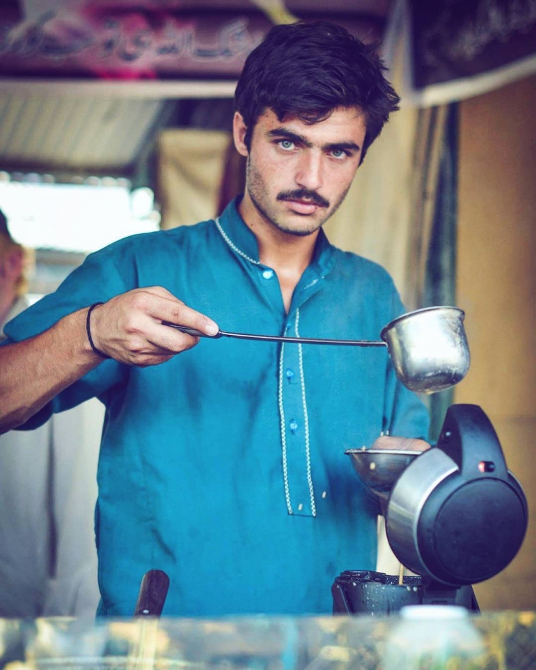 Laki-laki bermata biru berusia 18 tahun ini adalah Arshad Khan dari Pakistan. Source: Jiah_Ali Instagram