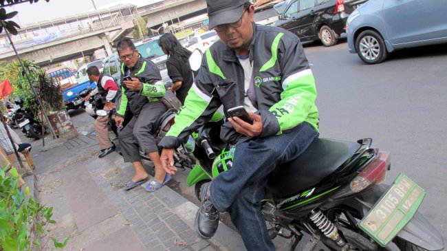 Pengemudi ojek daring yang mangkal di pinggir jalan. Redaksi.co.id