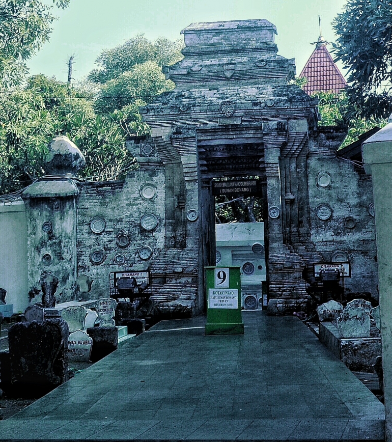 Gerbang dalam menuju makam Sunan Bonang di Tuban. foto: dokumen pribadi