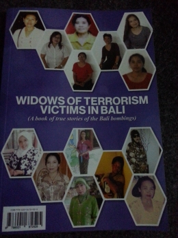 Buku Janda-janda Korban Teroris Bom Bali dicetak dua bahasa yakni bahasa Indonesia dan bahasa Inggris.