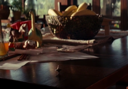 Bagian akhir dari film Inception (2010) yang menandakan bahwa Cobb ada di dalam dunia yang tidak nyata.