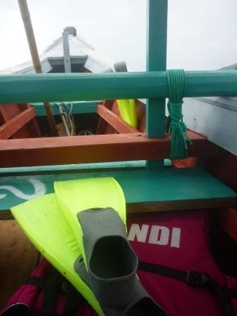Peralatan snorkling siap di perahu