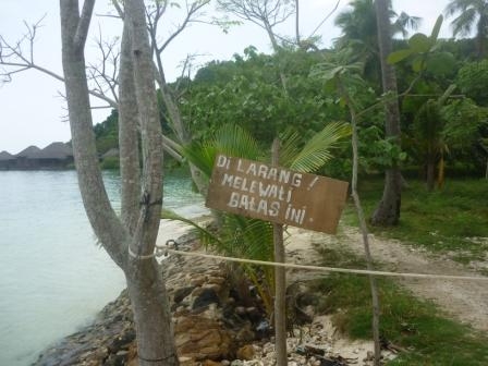 Tanda dilarang memasuki pulau milik pribadi