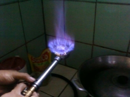 Api hasil teknologi biogas. (Foto: B Boedi Cahyono)