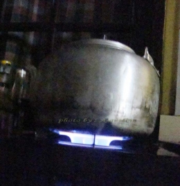 Api kompor untuk memasak hasil teknologi biogas. (Foto: Agustein Okamita)