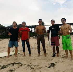 Bersama turis asing di pantai seger| Dok pri