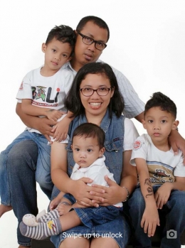 Keluarga bahagia B Boedi Cahyono dan Ratnauli Sitinjak bersama tiga buah hatinya. (Foto: B Boedi Cahyono)