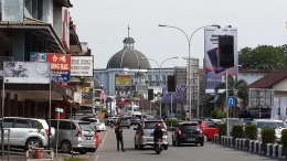 Katedral ikonik tampak dari keramaian jalan Gajah Mada Pontianak, Sept. 2016 (dokumen pribadi)