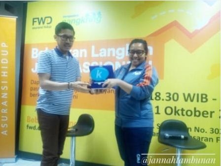 Foto Penyerahan kenang-kenangan dari Kompasiana kepada pihak FWD Life Indonesia di Medan.