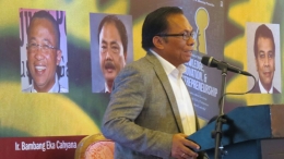Penulis buku, Dr. Ir. Manerep Pasaribu sedang menerangkan peranan wirausaha dalam meningkatkan perekonomian negara ( sumber: dokumen IKATM -USU Jabodetabek)