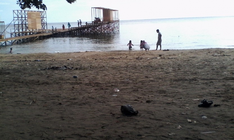 Sampah Plastik pun terlihat bertebaran disekitar Pantai. Foto 3 dok. Petrus Kanisius