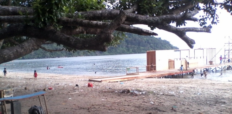 Sampah Plastik pun terlihat bertebaran disekitar Pantai. Foto 6 dok. Petrus Kanisius