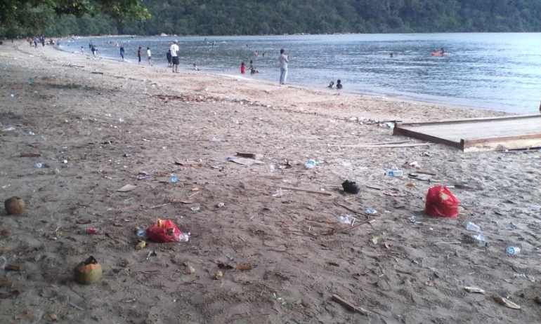 Terlihat sampah-sampah dari sisa minuman berupa botol air mineral yang muncul di sekitaran Pantai Datok. Foto 2 dok. Petrus Kanisius