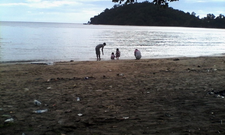 Terlihat sampah-sampah dari sisa minuman berupa botol air mineral yang muncul di sekitaran Pantai Datok. Foto dok. Petrus Kanisius