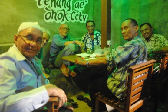 Alumni JOKODOLOG mengunjungi Kafe KopiTen milik Ali Salim di Jl. Gemini 11 Surabaya