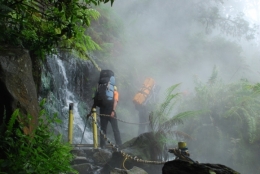 Melewati curug air panas (Sumber foto : indonesiamountain.com; di dalam http://bosimanurung.net/gunung-gede-pangrango )
