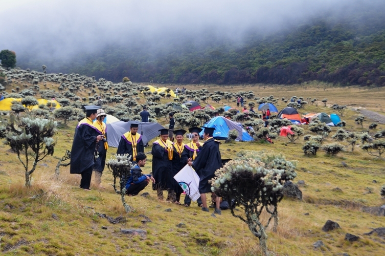 Ada yang foto pake baju wisuda di gunung (Dok. Yani)