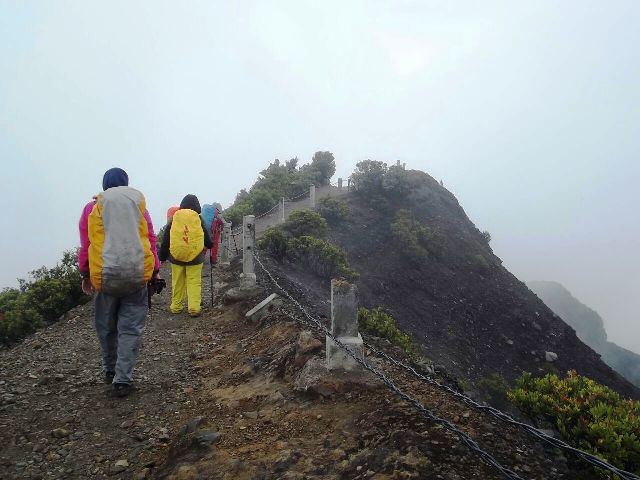 Menyusuri Puncak Gede (Dok. teman)