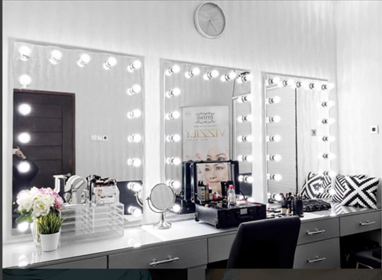 Tempat untuk kursus make up yang didesain khusus dengan nuansa silver | Sumber: instagram Vizzily