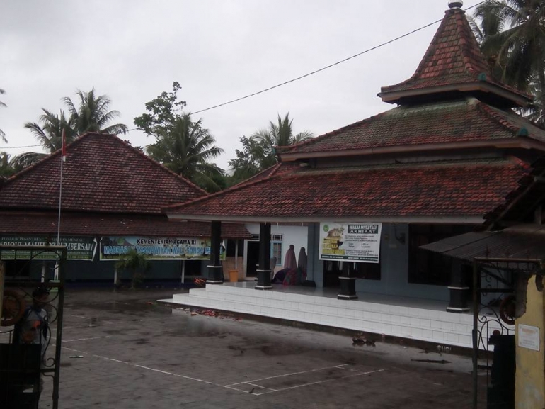 bangunan di samping masjid adalah kelas, sekaligus kamar santri