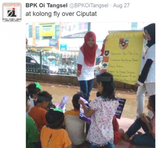 Kegiatan berbagi dengan anak-anak di Taman Baca kolong fly over Ciputat. (Foto: Twitter BPK Oi Tangsel)