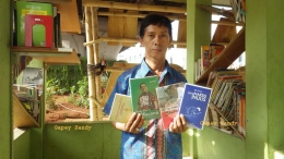 Marsin dan buku-buku karya Kompasianer yang bakal tersedia di Taman Baca kolong fly over Ciputat. (Foto: Gapey Sandy)