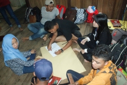Para Calon Relawan diskusi kelompok untuk membuat pesan kampanye lingkungan. Foto dok. Yayasan Palung