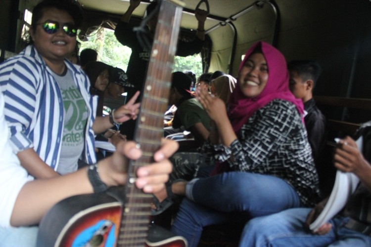 Peserta yang ikut kegiatan bernyanyi di truk TNI. Foto dok. Yayasan Palung
