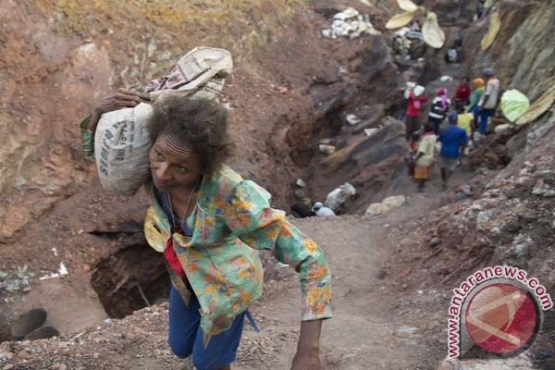Para penambang mangan tradisional di desa Oelua-Moenleu-TTU (Foto: antaranews.com)