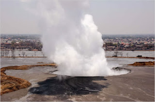 Tambang minyak bumi di Jawa Timur-Indonesia (Foto: biosend.blogspot.co.id)