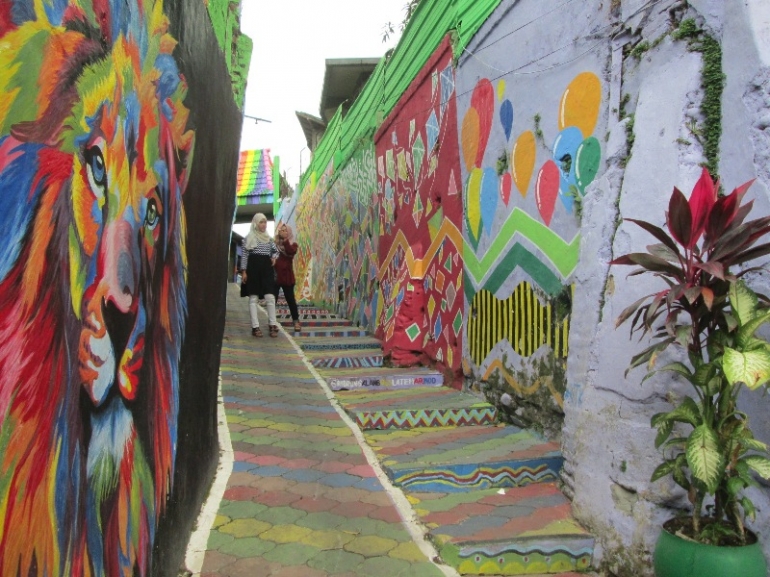 MURAL. Di sepanjang dinding jalan dimanfaatkan untuk gambar mural untuk lebih memperindah warna pada tembok dan atap yang di cat satu warna. Dok pribadi