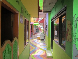 PADU. Tampak keserasian warna antara dinding rumah warga dan jalan kampung yang dilalui. Dok pribadi